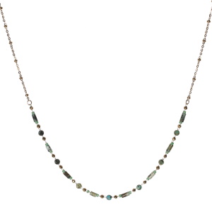 Collier composé d'une chaîne avec perles en acier doré et de perles de couleur verte. Fermoir mousqueton avec 5 cm de rallonge.
