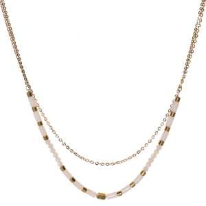 Collier double rangs composé d'une chaîne de 39 cm de long en acier doré et d'une chaîne de 40 cm de long avec perles cylindriques en acier doré et de perles de couleur blanche. Fermoir mousqueton avec 5 cm de rallonge.
