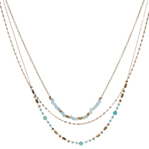 Collier triple rangs composé d'une chaîne de 39 cm de long en acier doré avec des perles de couleur bleue turquoise, d'une chaîne de 40 cm de long en acier doré et d'une chaîne de 43 cm de long avec perles rectangulaires en acier doré et de perles de couleur bleue turquoise. Fermoir mousqueton avec 5 cm de rallonge.
