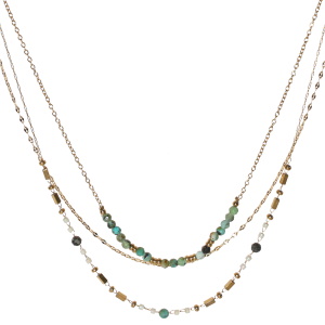 Collier triple rangs composé d'une chaîne de 39 cm de long en acier doré avec des perles de couleur verte, d'une chaîne de 40 cm de long en acier doré et d'une chaîne de 43 cm de long avec perles rectangulaires en acier doré et de perles de couleur verte. Fermoir mousqueton avec 5 cm de rallonge.
