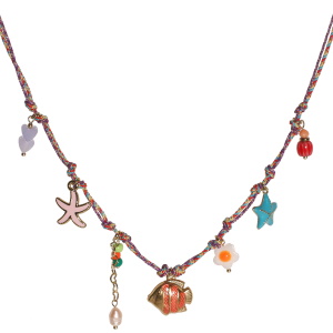 Collier composé d'un cordon en textile multicolore avec pendants en forme de poisson, de cœurs, d'étoiles et de perles multicolores. Fermoir mousqueton en acier doré avec 5 cm de rallonge.