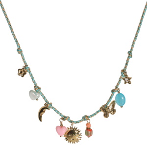 Collier composé d'un cordon multicolore avec des pendants en forme de fleur, de croissant de lune, de soleil avec visage, d'un papillon en acier doré, d'une étoile sertie de strass, de perles rondes et en forme de cœur. Fermoir mousqueton avec 5 cm de rallonge.