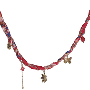 Collier composé d'un cordon multicolore avec des pendants en forme de papillon, d'une coccinelle et d'une fleur en acier doré et de perles violette. Fermoir mousqueton avec 5 cm de rallonge.