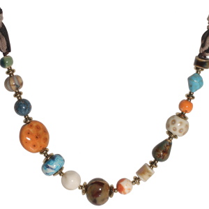 Collier composé d'un cordon noir et gris, de perles en acier doré et de perles en céramique. Fermoir mousqueton avec 5 cm de rallonge.