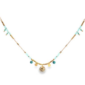 Ce collier délicat, façonné en acier doré lumineux, est orné de perles de turquoise. Les perles rondes de turquoise, taillées en cabochon, arborent une teinte bleu-vert apaisante. Le design unique et les détails exquis de ce collier en font un accessoire idéal pour ajouter une touche de couleur et d'élégance à votre tenue. Fermoir mousqueton avec 5 cm de rallonge.