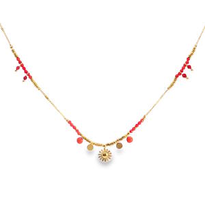 Ce collier délicat en acier doré est orné de perles de corail rouge vif, taillées en cabochon. La couleur corail, d'un rouge intense et d'une opacité charmante, est agencé avec une symétrie élégante, suspendu à une chaîne fine. Un bijou raffiné qui apporte une touche de couleur et de sophistication à toute tenue. Fermoir mousqueton avec 5 cm de rallonge.