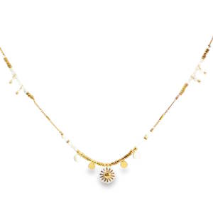 Ce délicat collier en acier doré est orné de perles blanches lisses, taillées en cabochon, formant un collier de perles. La chaîne en acier doré supporte un pendentif floral rayonnant, créant un bijou à la fois raffiné et plein d'éclat. Fermoir mousqueton avec 5 cm de rallonge.