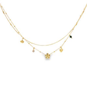 Rehaussez votre style avec ce délicat collier à breloques en acier doré. Son design multi rangs est orné de charmants motifs tels que feuille de ginkgo, des fleurs et des cœurs, créant un équilibre parfait entre fantaisie et élégance. Ce collier, façonné dans un acier doré éclatant, est un accessoire polyvalent qui ajoute une touche ludique et sophistiquée à toutes vos tenues. Fermoir mousqueton avec 5 cm de rallonge.