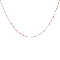 Collier composé d'une chaîne en acier doré et de perles en émail de couleur rose fuchsia. Fermoir mousqueton avec 5 cm de rallonge.