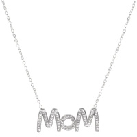 Collier composé d'une chaîne en acier argenté et d'un pendentif formant le mot MOM (Maman) pavé de strass. Fermoir mousqueton avec 5 cm de rallonge.