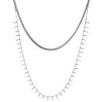 Collier double rangs composé d'une chaîne maille serpent de 40 cm de long en acier argenté et d'une chaîne avec pampilles de 50 cm de long en acier argenté. Fermoir mousqueton avec 5 cm de rallonge.