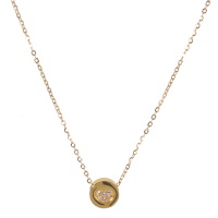 Collier composé d'une chaîne en acier doré avec un pendentif rond pavé d'un cœur en strass. Fermoir mousqueton avec 5 cm de rallonge.