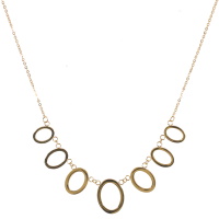 Collier composé d'une chaîne avec des cercles ovales en acier doré. Fermoir mousqueton avec 5 cm de rallonge.