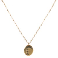 Collier composé d'une chaîne et d'un pendentif ovale avec les inscriptions amour, chance, bonheur en acier doré. Fermoir mousqueton avec 5 cm de rallonge.
