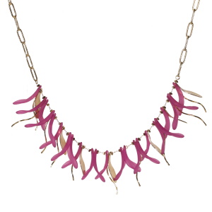 Collier sautoir composé d'une chaîne avec pendants en forme de pétales en acier doré et de pendants en forme de pétales de couleur violette. Fermoir mousqueton avec 5 cm de rallonge.