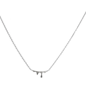 Collier composé d'une chaîne et d'un pendentif en forme de gouttes en acier argenté. Fermoir mousqueton avec 5 cm de rallonge.