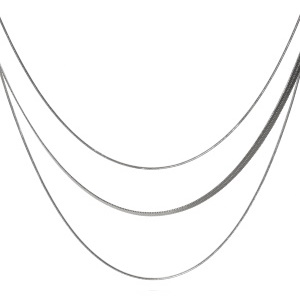 Collier triple rangs composé d'une chaîne de 38 cm de long en acier argenté, d'une chaîne maille serpent de 40 cm de long en acier argenté, ainsi qu'une chaîne de 46 cm de long en acier argenté. Fermoir mousqueton avec 5 cm de rallonge.