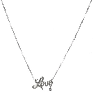 Collier composé d'une chaîne et du mot Love en acier argenté avec un pendentif serti clos d'un oxyde de zirconium blanc. Fermoir mousqueton avec 5 cm de rallonge.