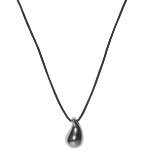 Collier composé d'un cordon de coton noir et d'un pendentif en forme de goutte en acier argenté.