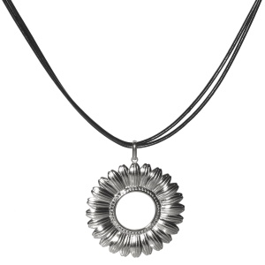 Collier composé d'un cordon en coton ciré de couleur noir et d'un pendentif en forme fleur en acier argenté. Fermoir mousqueton avec 5 cm de rallonge.