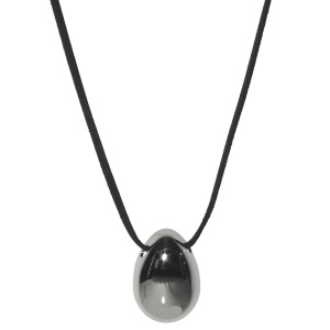 Collier composé d'un cordon de suédine noire et d'un pendentif en forme de goutte en acier argenté.