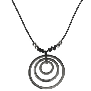 Collier composé d'un cordon en coton ciré de couleur noir et d'un pendentif de trois cercles en acier argenté. Fermoir mousqueton avec 5 cm de rallonge.