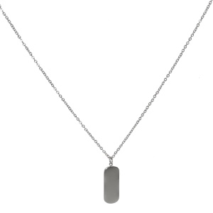 Collier composé d'une chaîne et d'un pendentif rectangulaire au contour arrondi en acier argenté. Fermoir mousqueton avec 5 cm de rallonge.