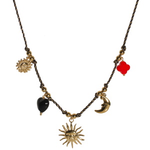 Collier composé d'un cordon de fils noirs et dorés, de breloques soleil et croissant de lune avec visage en acier doré, d'un trèfle rouge et d'un cœur noir. Fermoir mousqueton avec 5 cm de rallonge.
