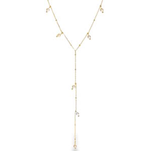 Ce bijou adopte une structure en forme de Y, idéale pour sublimer un décolleté avec finesse. Il se compose d'une fine chaîne en acier inoxydable aux maillons délicats, ponctuée de petites billes métalliques pour un effet de texture subtil. Le collier est parsemé de petites perles d'imitation aux reflets irisés. Ces perles sont disposées de manière asymétrique le long de la chaîne, apportant une touche de douceur et de lumière. La partie inférieure du Y laisse tomber une section de chaîne fluide, ornée de trois perles supplémentaires qui dansent au gré des mouvements, créant un effet visuel de longueur et d'élégance. Un mousqueton sécurisé accompagné d'une chaînette d'extension, permettant d'ajuster parfaitement la taille à votre morphologie.