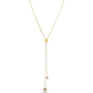 Affirmez votre style avec ce collier lariat d'une finesse absolue. Conçu en acier inoxydable de haute qualité, ce bijou allie durabilité et éclat doré intemporel. Trois étoiles délicates ponctuent la chaîne, créant un mouvement fluide et gracieux. Un mousqueton sécurisé accompagné d'une chaînette d'extension, permettant d'ajuster parfaitement la taille à votre morphologie.