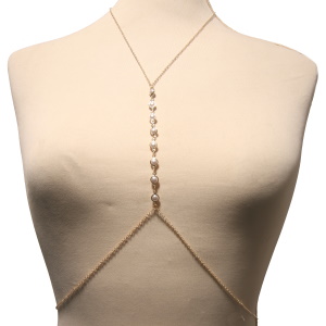Collier de corps composé d'une chaîne en acier doré et des perles d'imitation.<br/Fermoir mousqueton avec 6 cm de rallonge pour le collier et 10 cm de rallonge pour la taille.