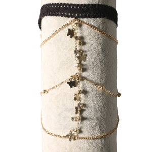 Bracelet de bras composé d'un cordon de couleur noir et de chaîne avec des papillons en métal doré et des strass. Fermoir mousqueton avec 7 cm de rallonge.