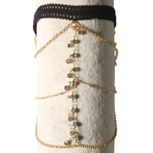 Bracelet de bras composé d'un cordon de couleur noir et de chaîne en métal doré avec des strass. Fermoir mousqueton avec 7 cm de rallonge.