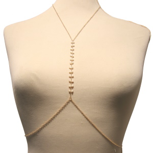 Collier de corps composé d'une chaîne en acier doré et des pampilles blanches.<br/Fermoir mousqueton avec 6 cm de rallonge pour le collier et 15 cm de rallonge pour la taille.