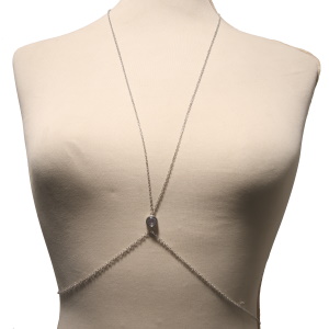 Collier de corps composé d'une chaîne en acier argenté et d'un strass serti clos.<br/Fermoir mousqueton avec 15 cm de rallonge pour le collier et 15 cm de rallonge pour la taille.