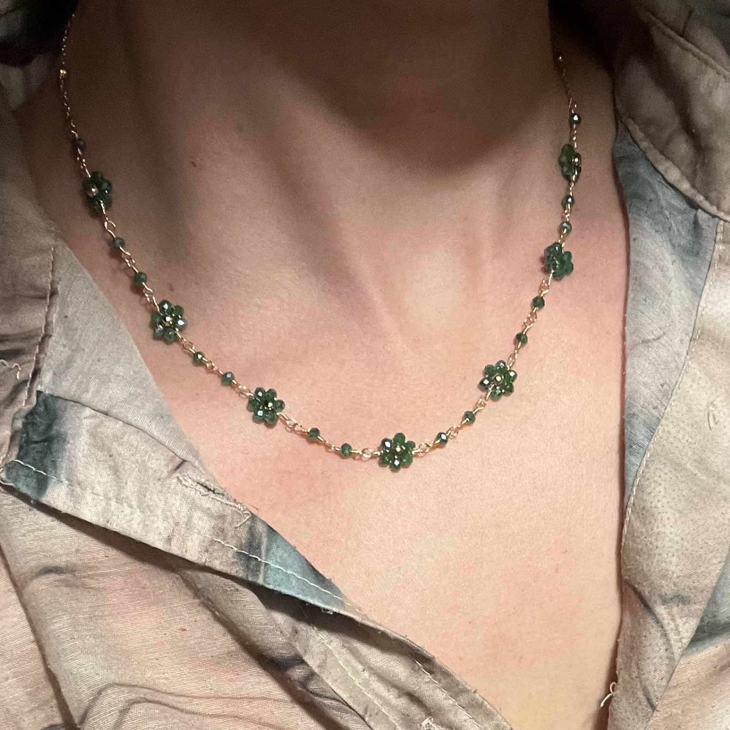 Collier composé d'une chaîne en acier doré et de fleurs en perles de couleur verte.<br/>Fermoir mousqueton avec 5 cm de rallonge. Perle Adolescent Adulte Femme Fille Fleurs Indémodable Nature Collier composé d'une chaîne en acier doré et de fleurs en perles de couleur verte.<br/>Fermoir mousqueton avec 5 cm de rallonge. Perle Adolescent Adulte Femme Fille Fleurs Indémodable Nature