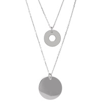 Collier double rangs composé d'une chaîne de 37 cm de long avec pendentif cercle large en argent 925/000 rhodié, ainsi qu'une chaîne de 41 cm de long avec pendentif pastille ronde et lisse en argent 925/000 rhodié. Fermoir anneau ressort avec 4 cm de rallonge.