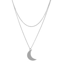 Collier double rangs composé d'une chaîne de 35 cm de long en argent 925/000 rhodié, ainsi qu'une chaîne de 40 cm de long avec pendentif croissant de lune en argent 925/000 rhodié. Fermoir anneau ressort avec 3 cm de rallonge.