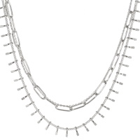 Collier triple rangs composé d'une chaîne grosse maille de 38 cm de long en acier argenté, une chaîne de 39 cm de long en acier argenté, ainsi qu'une chaîne de 40 cm de long avec pampilles en acier argenté. Fermoir mousqueton avec une rallonge de 6 cm.