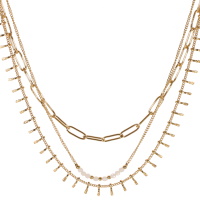 Collier triple rangs composé d'une chaîne de 38 cm de long en acier doré, une chaîne de 40 cm de long avec perles en véritable pierre de jade blanc, ainsi qu'une chaîne de 41 cm de long avec pampilles en acier doré. Fermoir mousqueton en acier doré avec 7 cm de rallonge.
