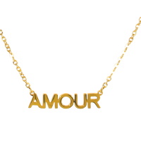 Collier composé d'une chaîne et du mot AMOUR en pendentif en acier doré. Fermoir mousqueton avec 7 cm de rallonge.