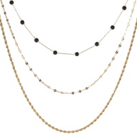 Collier triple rangs composé d'une chaîne de 39 cm de long en acier doré avec des perles en véritable pierre d'agate, d'une chaîne de 44 cm de long en acier doré, ainsi qu'une chaîne de 50 cm de long en acier doré. Fermoir mousqueton en acier doré avec 7 cm de rallonge.