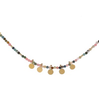 Collier composé de perles en acier doré, de perles en véritable pierre de tourmaline et de 5 pampilles rondes lisses en acier doré. Fermoir mousqueton en acier doré avec 7 cm de rallonge.