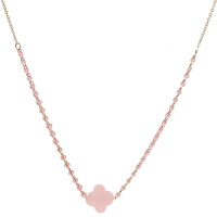 Collier composé d'une chaîne en acier doré, de perles d'émail de couleur rose et d'une pierre en forme de trèfle à quatre feuilles ou de croix de couleur rose. Fermoir mousqueton avec 7 cm de rallonge.