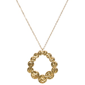 Collier composé d'une chaîne et d'un pendentif en forme de cercle de pastilles rondes en acier doré. Fermoir mousqueton avec 7 cm de rallonge.