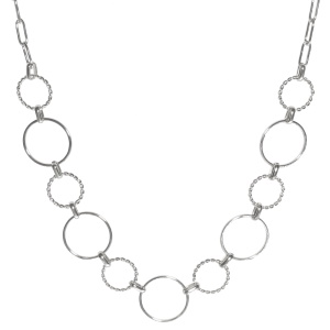 Collier composé d'une chaîne avec cercles en acier argenté. Fermoir mousqueton avec 7 cm de rallonge.