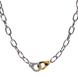 Collier composé d'une chaîne et d'un pendentif en forme de menottes en acier argenté et d'une menotte de couleur tachetée. fermoir mousqueton avec 7 cm de rallonge.