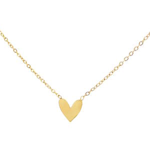 Ce délicat collier, façonné en acier doré, présente une chaîne fine qui enlace gracieusement le cou. Son pendentif en forme de cœur symbolise l'amour et la tendresse. Un bijou raffiné, parfait pour ajouter une touche d'éclat discret à toute tenue. Fermoir mousqueton avec 5 cm de rallonge.