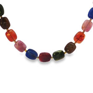 Ce collier de perles multicolores est un accessoire charmant. Chaque perle, d'une teinte distincte, apporte une touche de gaieté et d'originalité. Les perles sont séparées par de petites perles dorées, ajoutant une note d'élégance discrète à ce bijou artisanal. Fermoir mousqueton avec 5 cm de rallonge.