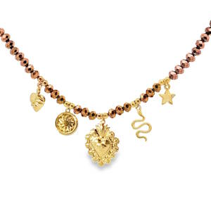 Sublime collier à breloques en acier doré, une pièce captivante qui fusionne élégance et originalité. Chaque breloque, finement travaillée, apporte une touche unique à ce bijou exceptionnel. L'éclat chaleureux de l'acier doré illumine le cou, faisant de ce collier un accessoire idéal pour rehausser votre style avec une sophistication discrète. Fermoir mousqueton avec 5 cm de rallonge.